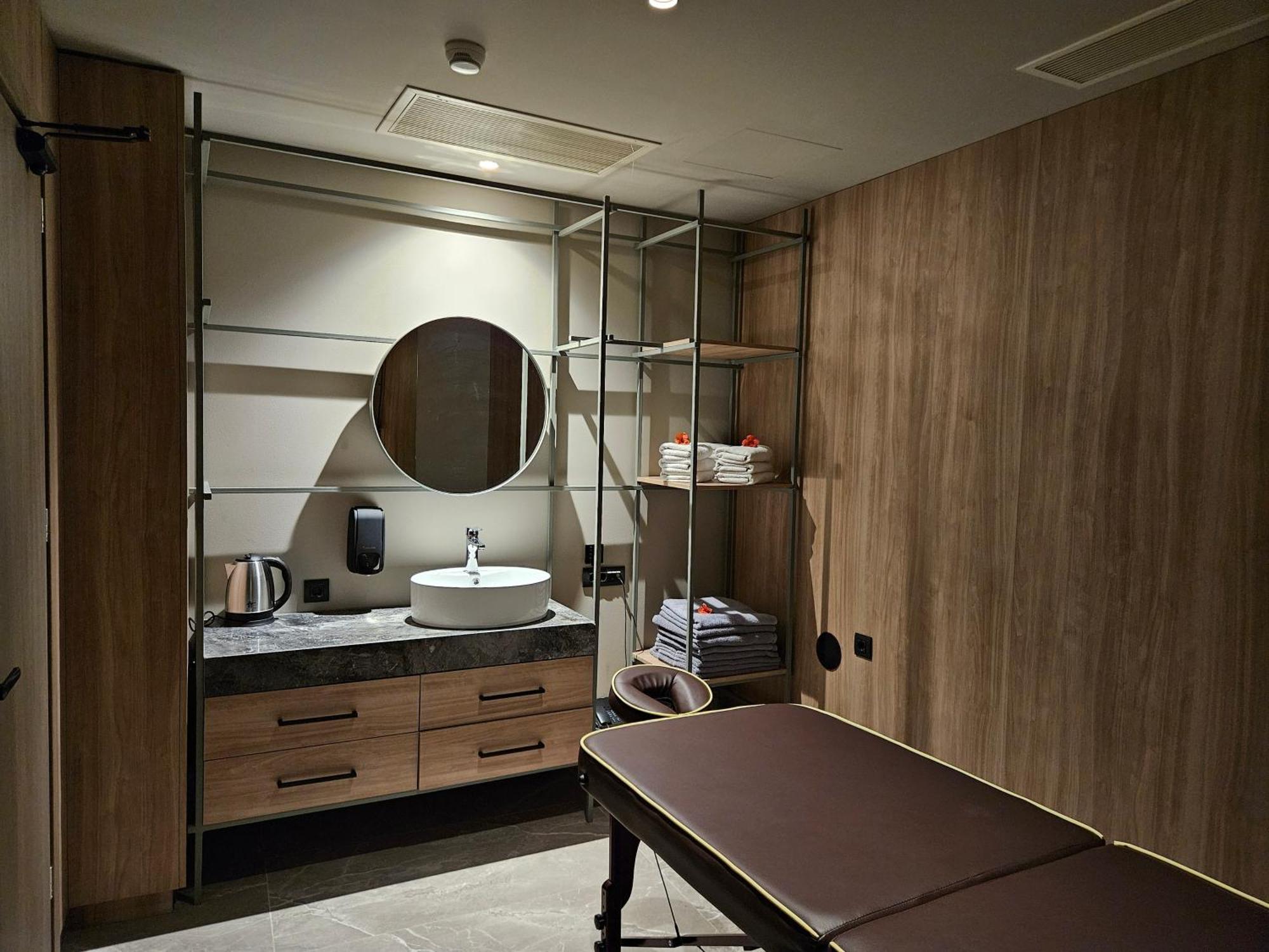 Petousis & Hotel 4*